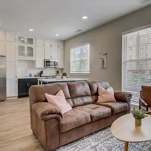  Apartment Frontdesk 500 West Trade Apts Fourth Ward United States